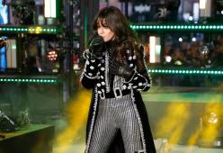 Camila Cabello: una sconosciuta sale sul suo palco e le dà uno spintone