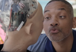 Will Smith tenta di baciare un'umanoide ma... Viene rifiutato