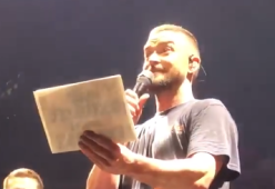 Justin Timberlake ferma il concerto per un annuncio molto particolare. Guarda il video