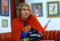 Justin Bieber in versione Superman (canadese)