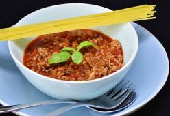 La mamma prepara il ragù, la figlia vegana la minaccia con un coltello: succede a Modena