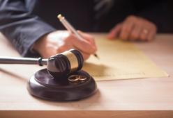 I padri che non pagano l'assegno di mantenimento rischiano il carcere: ecco la nuova legge