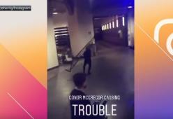 Video shock: il lottatore Conor McGregor lancia transenne contro un pullman