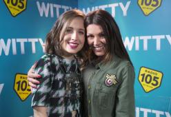 Alice Merton con Ylenia nel backstage di Amici 17