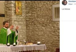 «Niente Prima Comunione se il regalo è lo smartphone». Lo dichiara il parroco di Novellara