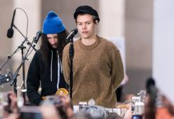 L'omaggio di Harry Styles ad Ariana Grande durante il concerto alla Manchester Arena