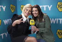 Simona Ventura con Ylenia nel backstage di Amici 17
