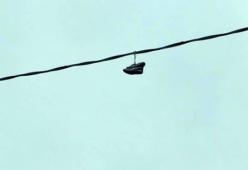 Perché a Perugia sono apparse scarpe legate ai fili elettrici?