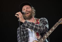 Jovanotti news:  repack del disco, anniversario e progetto live in spiaggia