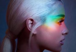 Ariana Grande ha condiviso la copertina del nuovo singolo