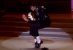 All'asta i mocassini usati da Michael Jackson per il suo primo moonwalk