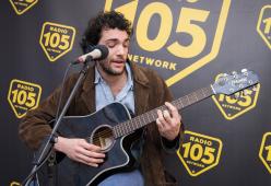 Filo Vals, il giovane cantautore di Mr. World, ospite a 105 Friends
