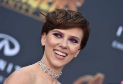Scarlett Johansson: “Un tizio mi ha visto i genitali nel bagno dell’aereo”
