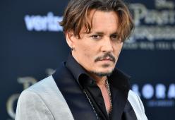 Johnny Depp denunciato dalle guardie del corpo: “Abbiamo dovuto togliergli la droga dalla faccia”