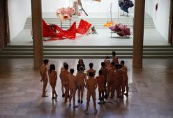 Arriva in Italia il “Naturist Tour”, una visita guidata dove artista e pubblico sono nudi
