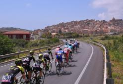 Tragedia al Giro d’Italia: un’auto investe un commissario di gara, è in gravissime condizioni