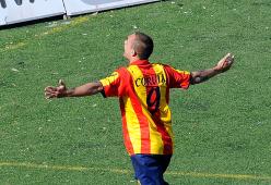Picchia il marito commosso per il Lecce in serie B: "Per i figli non lo hai mai fatto”