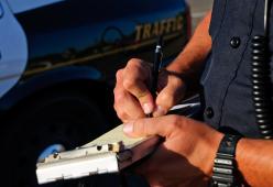 Modena: per evitare l’etilometro scende dall’auto e comincia a spingerla