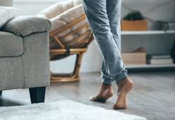 Togliersi le scarpe prima di entrare in casa aiuterebbe a dimagrire