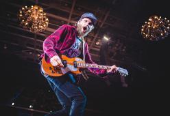 I lampadari del tour di Jovanotti all'asta per beneficenza 