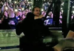 U2: Bono cade sul palco ma continua a cantare. Guarda il video