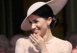 Chiede a Meghan Markle: "Devo inchinarmi?", la risposta della neo sposa mostra la sua semplicità