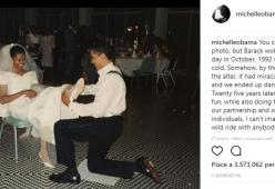 La dolcissima dedica di Michelle a Barack Obama: «Ci divertiamo come 25 anni fa»