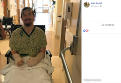 Trova app di Tinder sul cel del fidanzato e lo colpisce con una spada da samurai