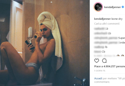 Kendall Jenner esagera con Photoshop e si appiattisce la pancia (e una parete)