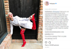 Dopo il suo anno terribile, Lady Gaga è di nuovo al lavoro: "È tutta sorridente e felice"
