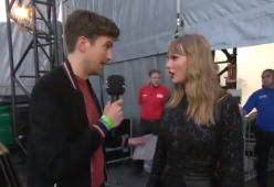 L'intervistatore a Taylor Swift dopo il concerto: "Hai bisogno di una doccia". I fan della cantante insorgono