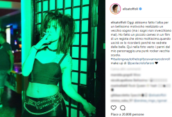 Pantaloni di pelle, catene e aria da ribelle: Elisa in versione punk rock per un film