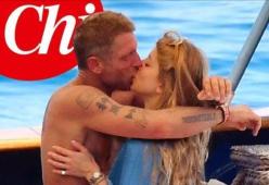 Lapo Elkann, baci appassionati con Gala Kalchbrenner