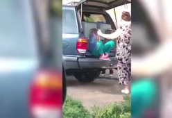Nonna costringe i nipoti a viaggiare chiusi nella gabbia del cane