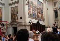 Lo sposo fa canestro dall'altare durante il matrimonio e stupisce tutti