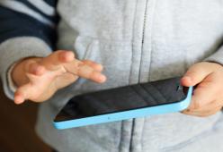 L’allarme dei pediatri: “Stop a smartphone e tablet prima dei due anni"