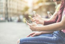 Nuova truffa su WhatsApp: il messaggio fake della banca Unicredit