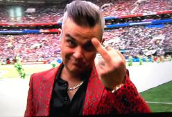 Robbie Williams: ecco la verità sul dito medio durante la cerimonia d'apertura dei Mondiali