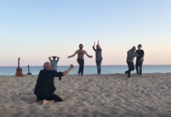 I Negramaro imitano Aldo, Giovanni e Giacomo nella celebre partitella sulla spiaggia