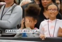 Il live di mamma Beyoncé è troppo sexy: Blue Ivy si copre il viso per l'imbarazzo. Guarda il video