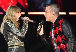 Taylor Swift e Robbie Williams cantano "Angels". Guarda il video