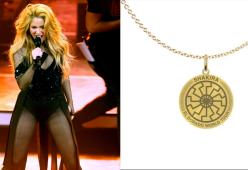 Brutta figura per Shakira: in vendita gadget con un simbolo neo-nazi