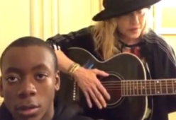 Madonna canta "Can't Help Falling in Love" con il figlio David. Guarda il video 