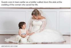 Salva una bimba di tre anni dalla leucemia e la invita al suo matrimonio come damigella d’onore 