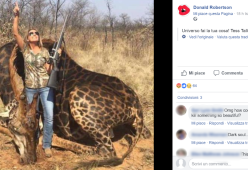 Caccia e uccide una giraffa nera e si vanta sui social: pioggia di insulti