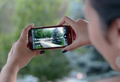 Allarme Samsung: un bug invia tutte le foto del rullino a contatti a caso