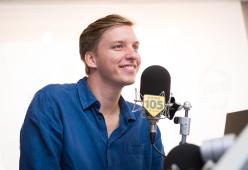George Ezra a 105 Friends: "La prima volta che sono stato a Budapest è stato un incubo..."