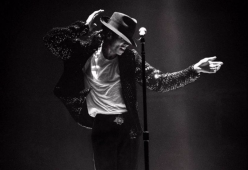 "Michael Jackson fu castrato chimicamente dal padre": l'ex medico di Jacko torna a parlare