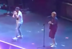 Ed Sheeran sul palco di Eminem durante il concerto di Londra: i video 
