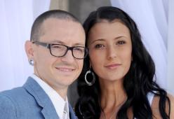 Un anno fa moriva Chester Bennington. La moglie Talinda: "Quel giorno è cucito all'interno delle nostre menti"
